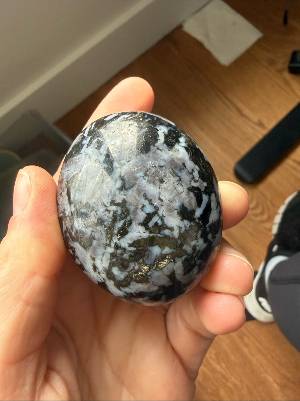 Stunning flashy indigo gabbro polished palm stone - Picture 4 of 5